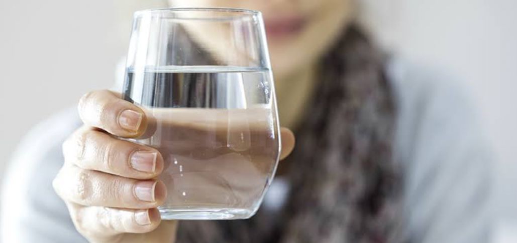 Kenapa Diwajibkan Minum Segelas Air Putih Setelah Bangun Tidur? Ternyata Ini Alasannya