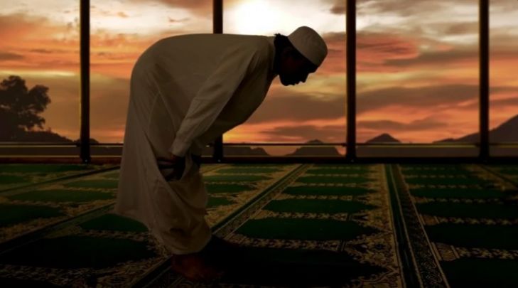 5 Keajaiban Melakukan Sholat Hajat Sebelum Tidur, Bikin Segala Doa dan Harapan Cepat Terkabul