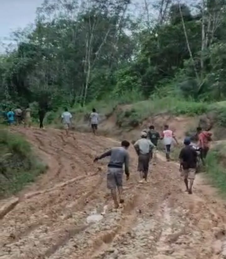 Menyedihkan! Warga Tanjung Kemenyan yang Ingin ke Rumah Sakit Harus Dikawal Lewati Jalan Berlumpur