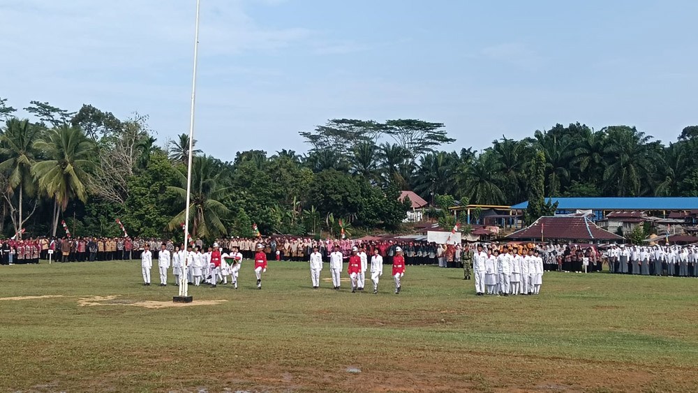 Bendera Merah Putih Berkibar Gagah di Giri Mulya, Camat Ajak Refleksi Menuju BU Mahabbah