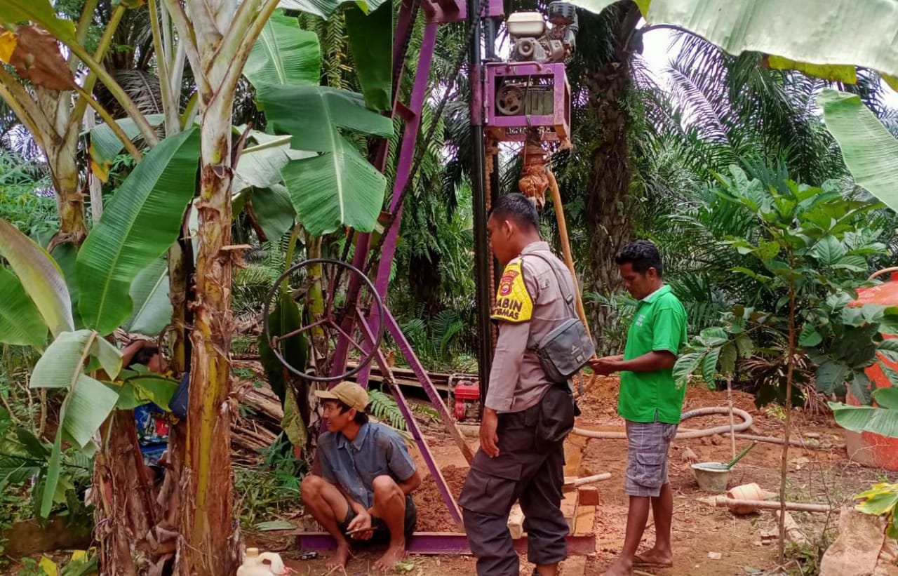 Polsek Napal Putih Bangun Sumur Bor di Desa Tanjung Sari, Kapolsek: Program Kapolri untuk Menghadapi El Nino