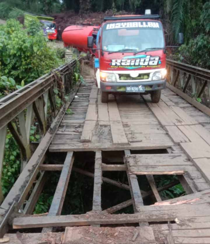 Lantai Jembatan SP6 Jebol, Puluhan Kendaraan Sempat Terjebak