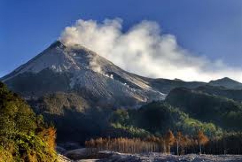 Alami Erupsi dan Semburkan Vulkanik 300 Meter, Gunung Marapi Status Waspada