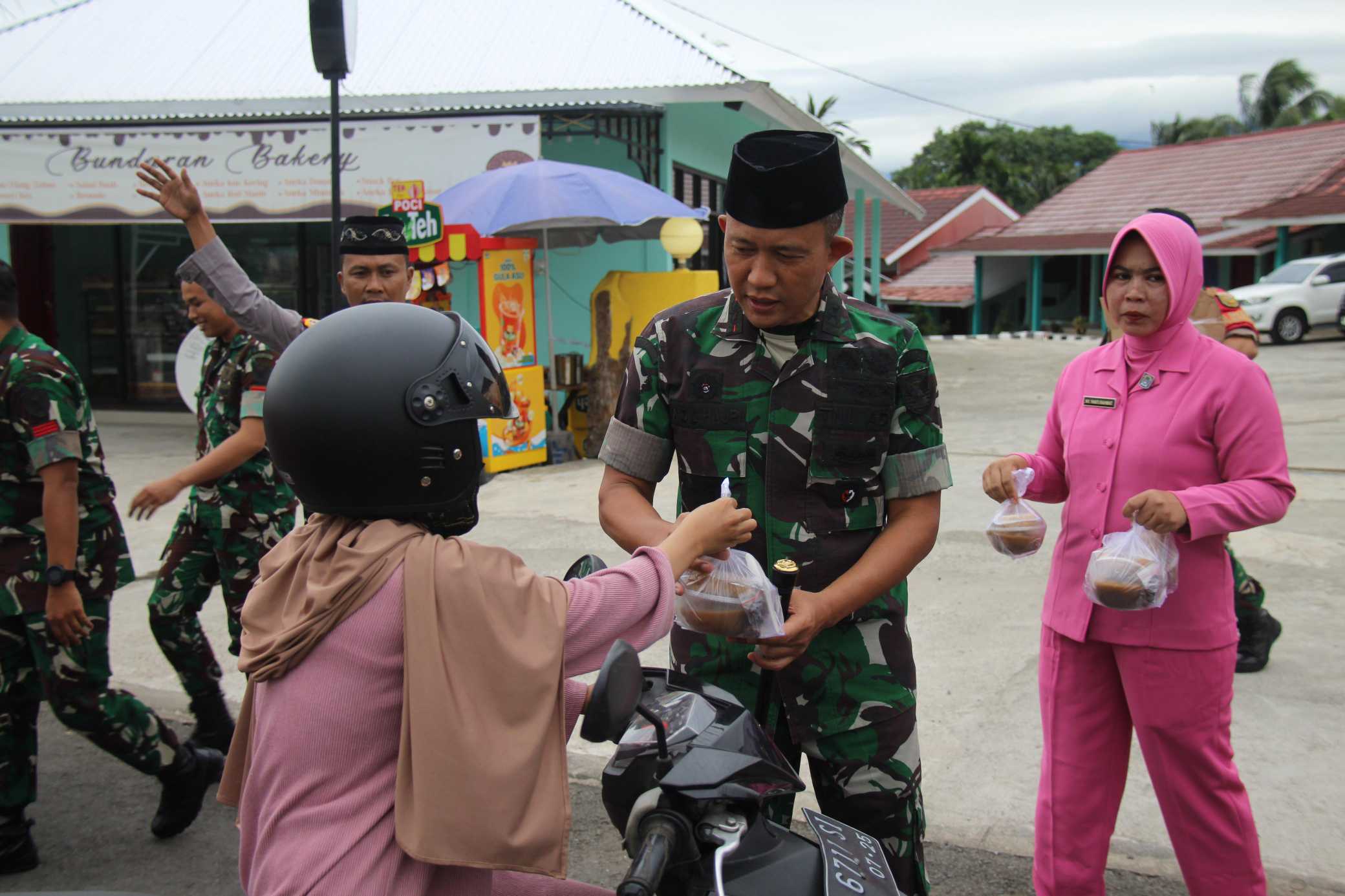 Ramadhan Penuh Berkah, Dandim dan Kapolres Berbagi Takjil di Bundaran Arga Makmur