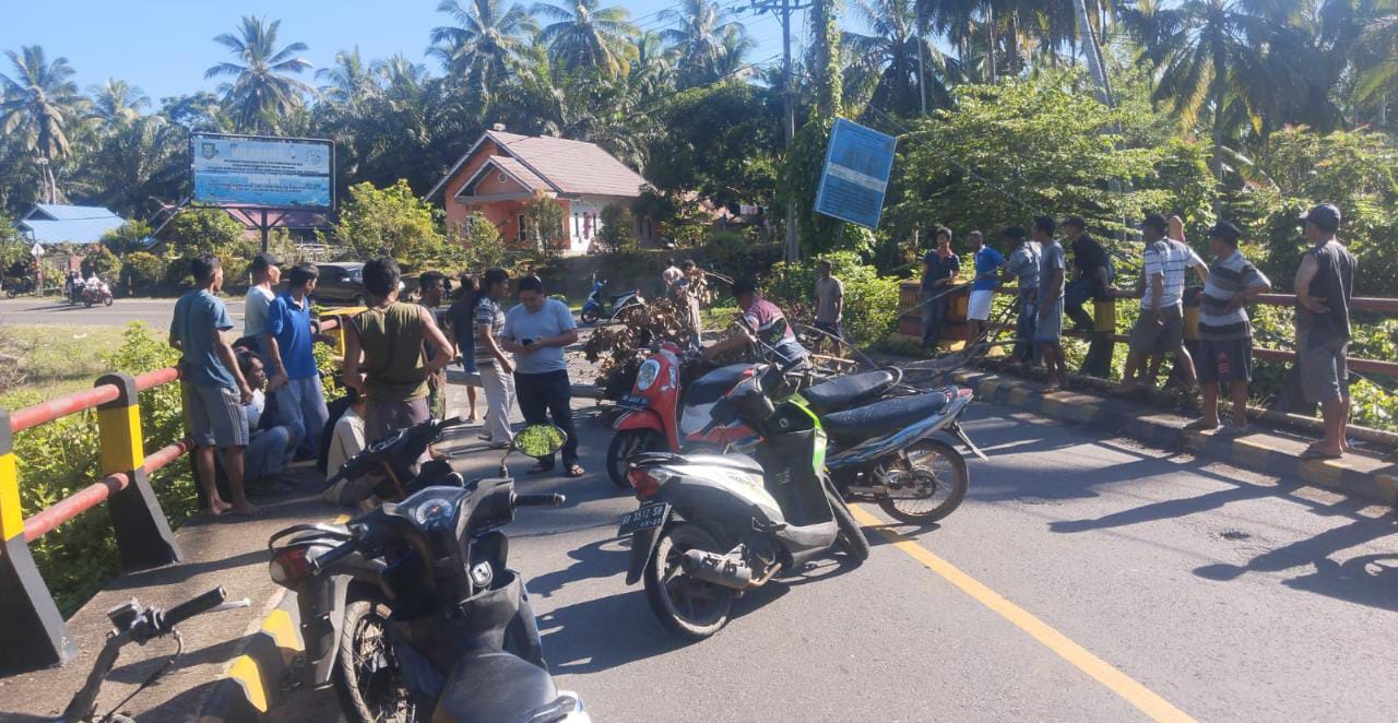 Tak Terima Serbuan Kapal Trawl, Warga Pasar Palik Blokade Jalan, Antrian Mengular