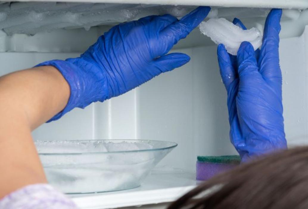 Jangan Sembarangan, Begini Cara Membersihkan Bunga Es di Freezer