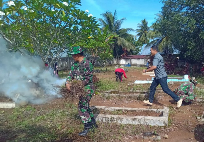 Sambut Idul Fitri, Personil TNI di Bengkulu Utara Lakukan Giat Karya Bakti di TPU