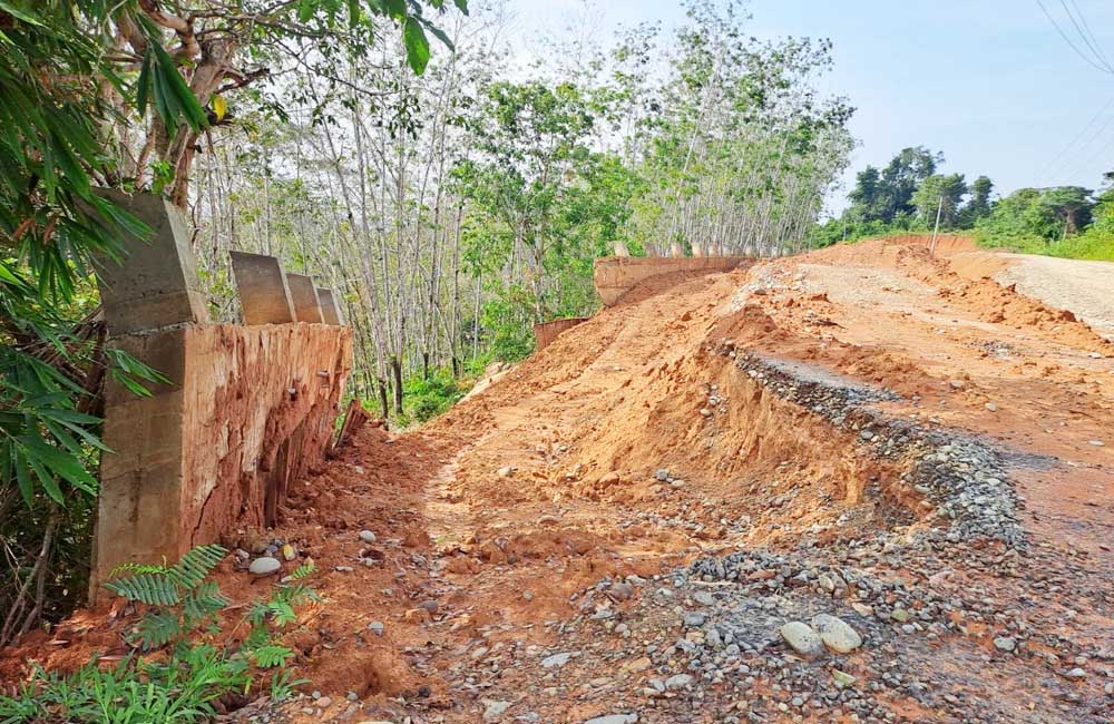 Dibiarkan Terbengkalai, Jalan Provinsi Jabi–Tanjung Alai Terjepit Longsor dari 2 Sisi