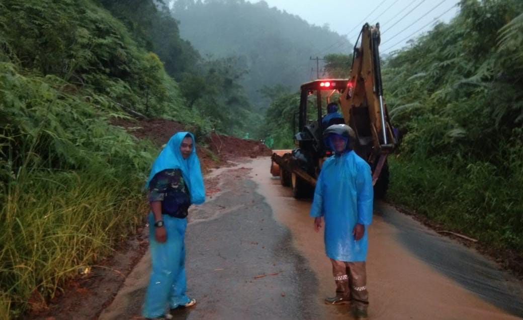 Diguyur Hujan Deras, Bukit Resam Lebong Kembali Longsor Pengguna Jalan Diminta Hati-hati