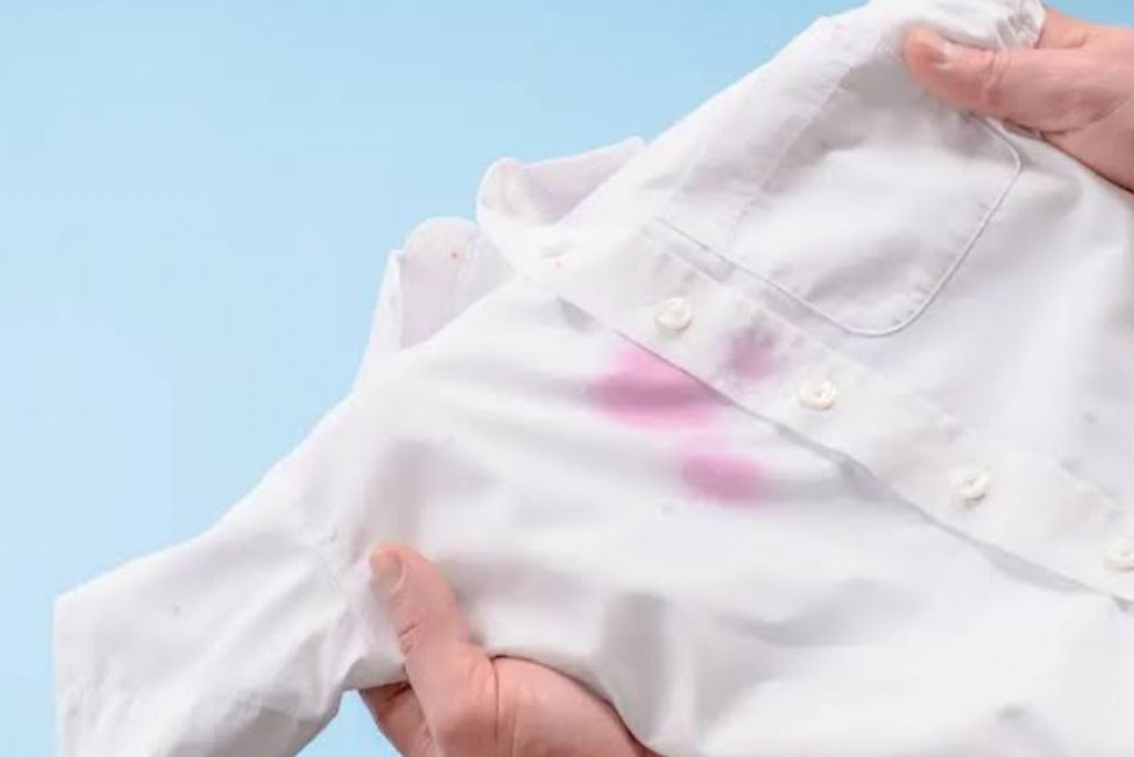 Ini Cara Cepat Menghilangkan Noda Luntur di Baju Putih