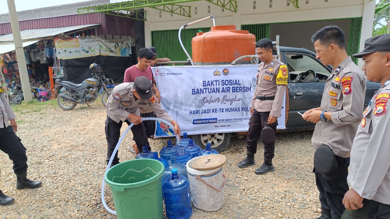 Krisis Air Mulai Melanda Warga di Ulok Kupai, Polisi Turunkan Tangan Sediakan Air Bersih