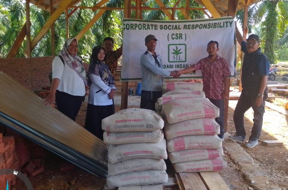 Perhatian Khusus pada Sektor Pendidikan, PT Sandabi Indah Lestari Bantu Pembangunan MI Darunnaja Sebayur 