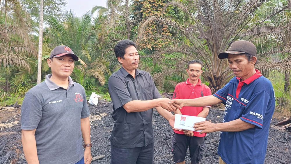 H Sumarno Sambangi Korban Kebakaran di Sido Mukti, Bengkulu Utara 