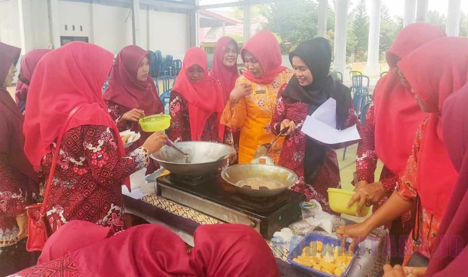 Ny Mian Lihat PKK Sido Mukti Buat Nugget dan Sosis Berbahan Sayur