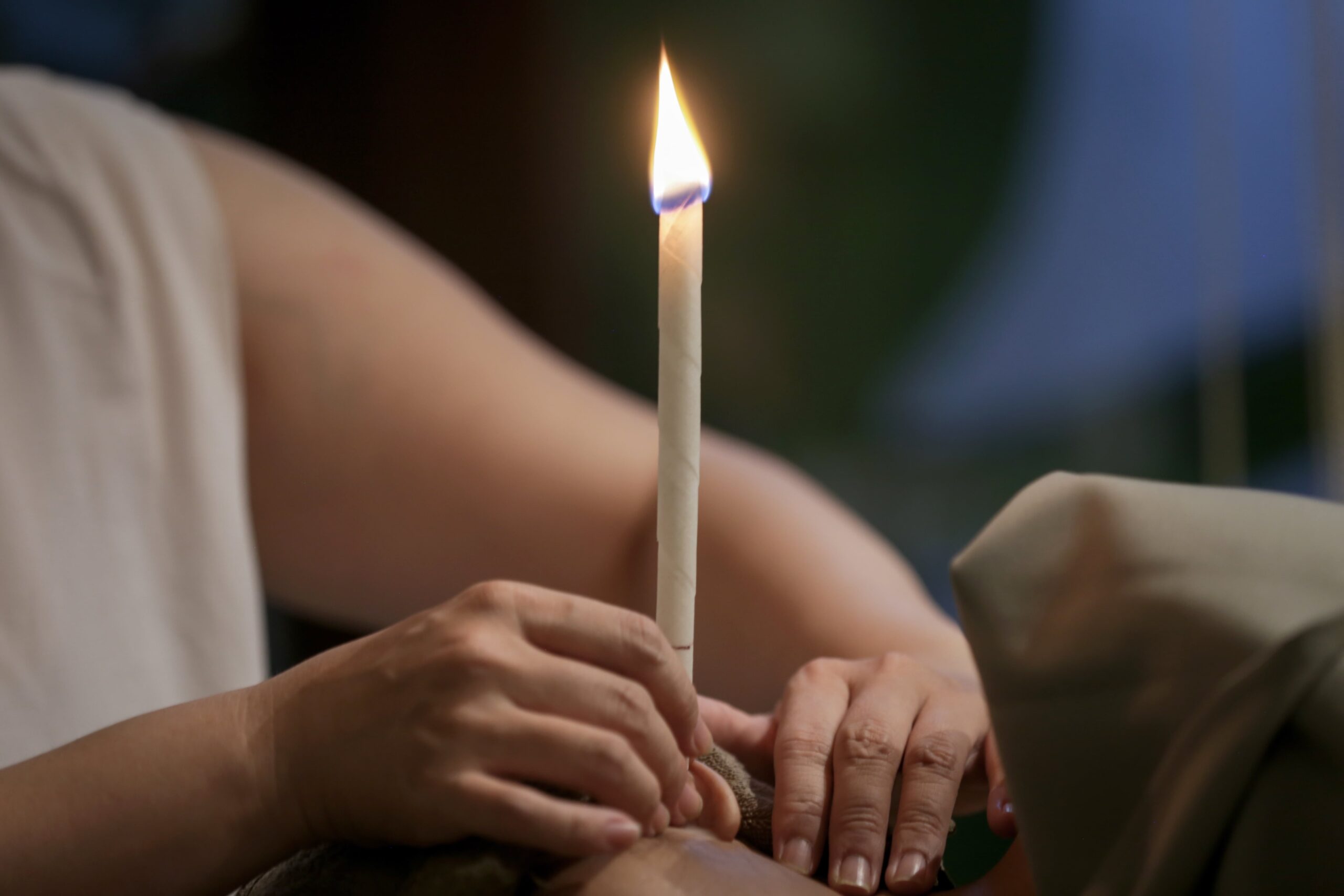 Apakah Aman Bersihkan Kotoran Telinga Dengan Terapi Ear Candle? Ini Jawabannya