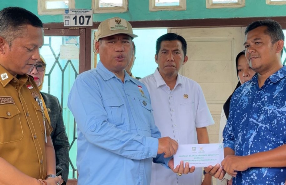 Bantu Korban Kebakaran di Bengkulu Utara, Gubernur Helmi: Kita Harus Saling Tolong-Menolong