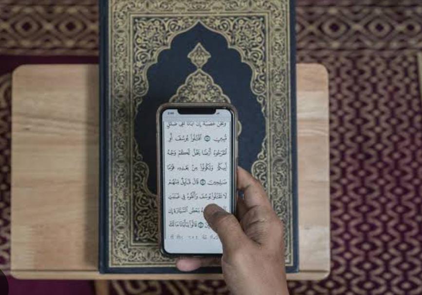 Pahala Mengaji Lewat HP dengan Baca Mushaf Alquran, Mana yang Pahalanya Lebih Besar? Begini Kata UAS