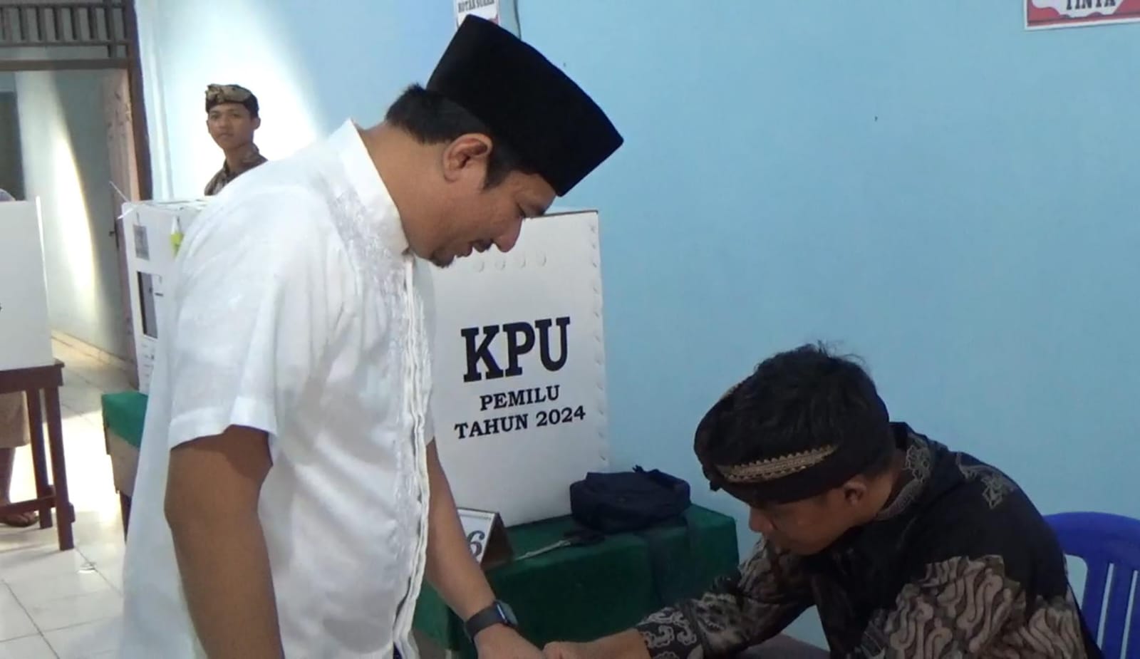 Wakil Bupati Bengkulu Utara Nyoblos di TPS 1 Rama Agung, Arie Septia Adinata Sampaikan Pemilu Damai