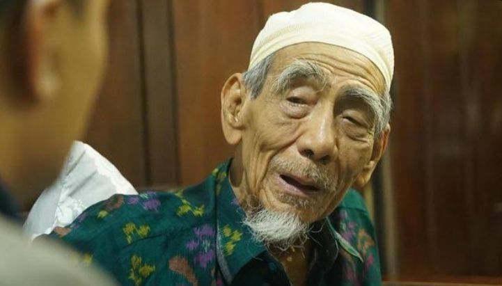 Mbah Moen Beri Pesan Khusus Untuk Perokok Aktif, Simak Isi Lengkapnya Disini