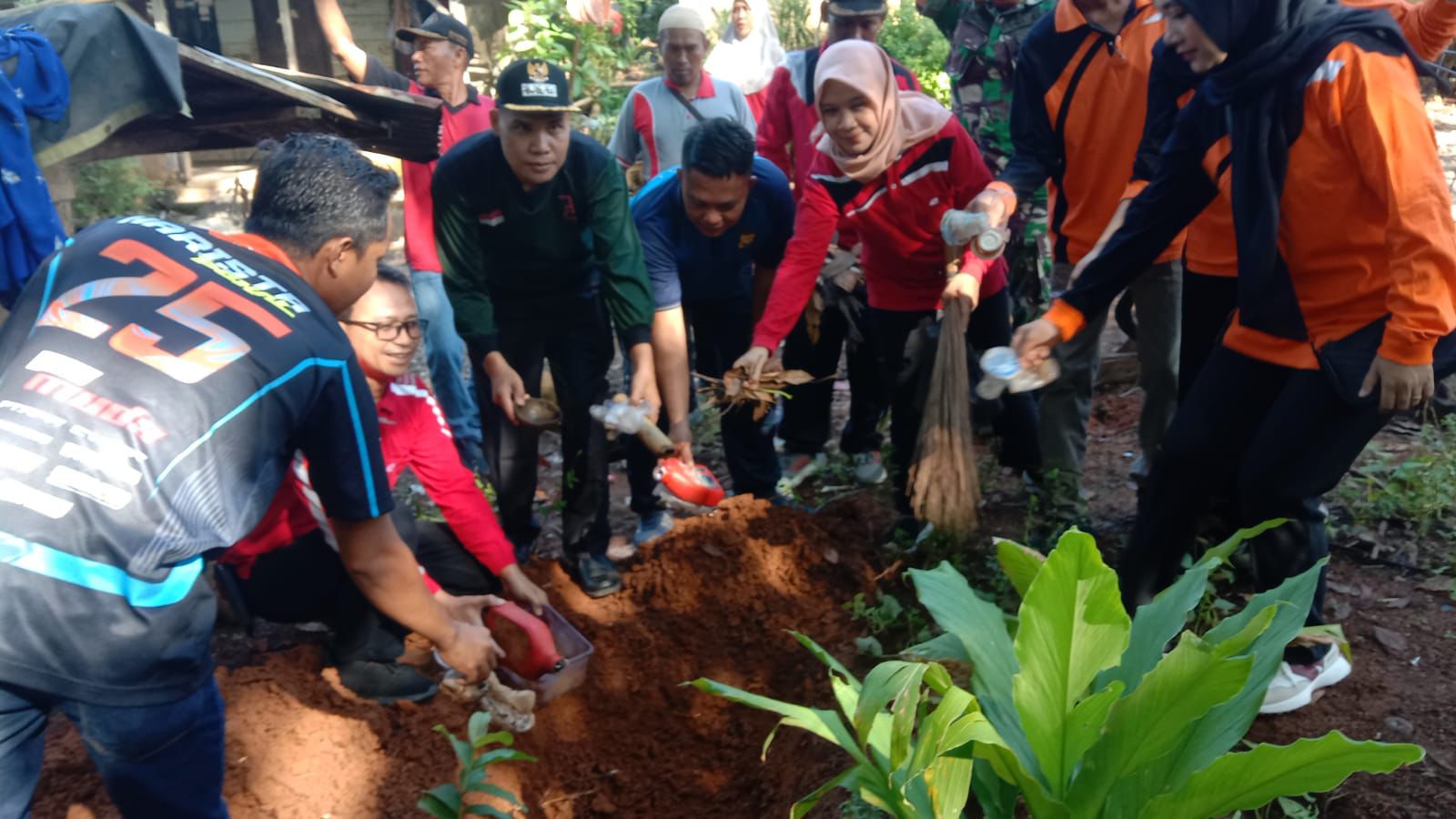 Bersama Puskesmas dan Desa, Kecamatan Batik Nau Kompak Lakukan Aksi PSN untuk Perangi DBD