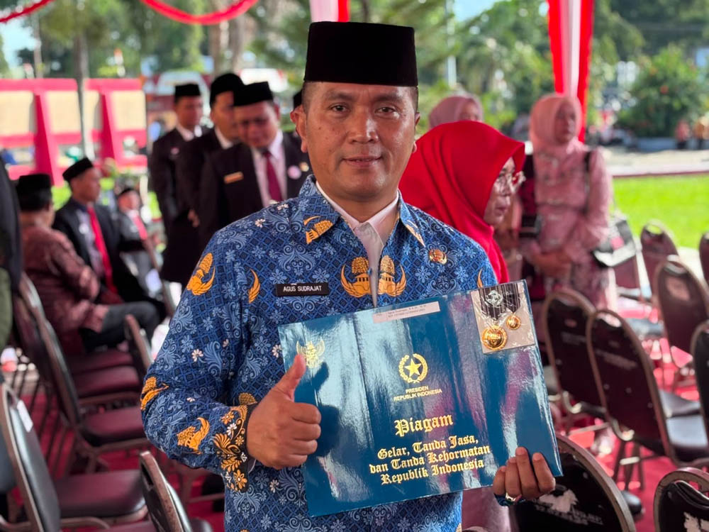 Tiga Dekade Mengabdi, Kadinsos Agus Sudrajad Terima Satyalancana Karya Satya