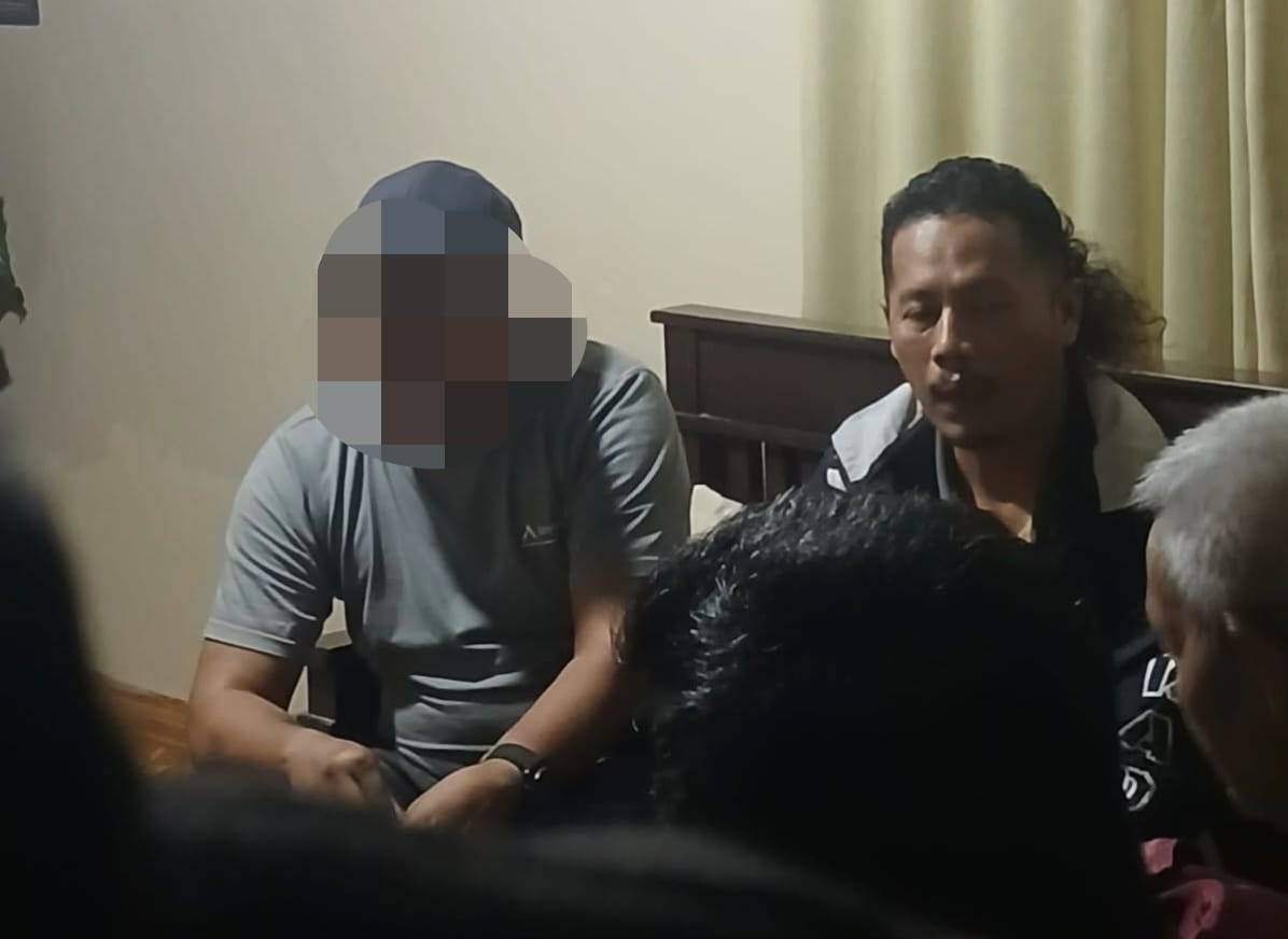 BREAKING NEWS! Berduaan dengan Perangkat Desa, Oknum Kades Digrebek Warga