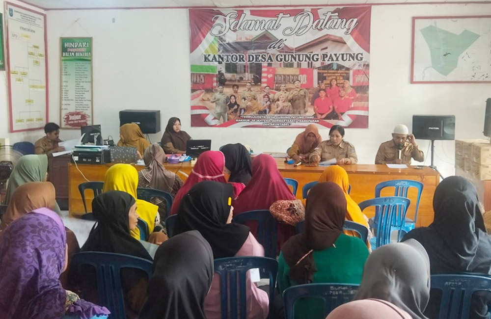 35 KPM Desa Gunung Payung Terima Bantuan Beras dan Minyak untuk 2 Bulan