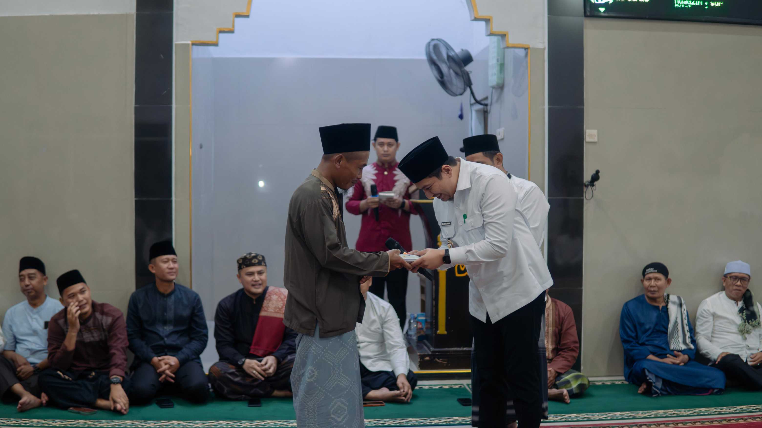 Salurkan Bantuan, Bupati Safari Ramadhan di Masjid Nurul Huda Bukit Makmur 