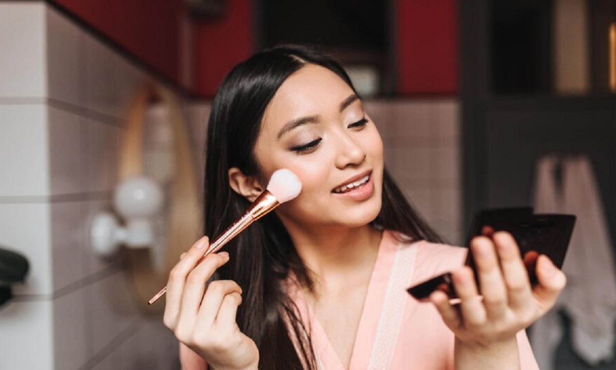 Rahasia Touch Up Makeup yang Cakey Tanpa Harus Menghapus Dandananmu Sama Sekali