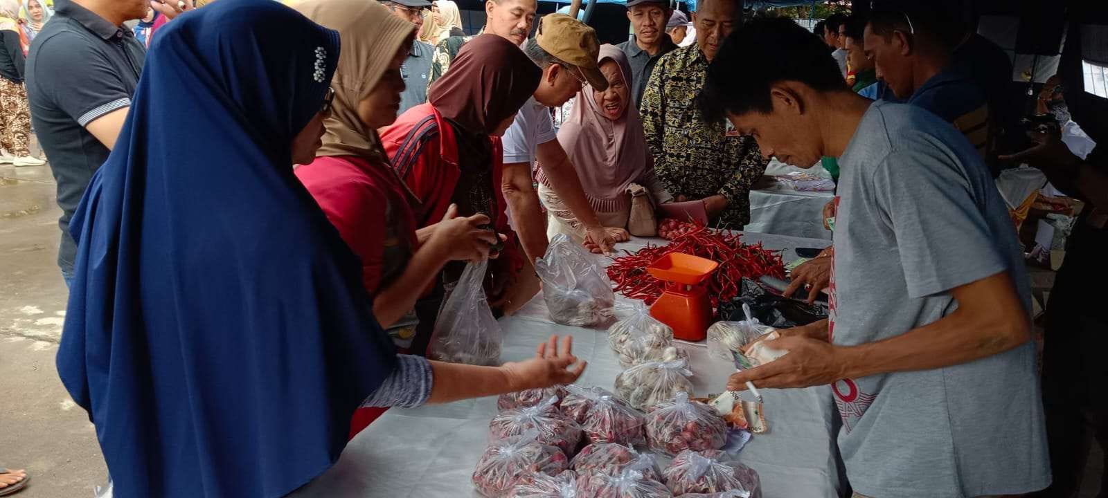 Hari Pertama Dibuka, Pasar Murah Gelaran Pemprov Bengkulu Mulai Diserbu Masyarakat 