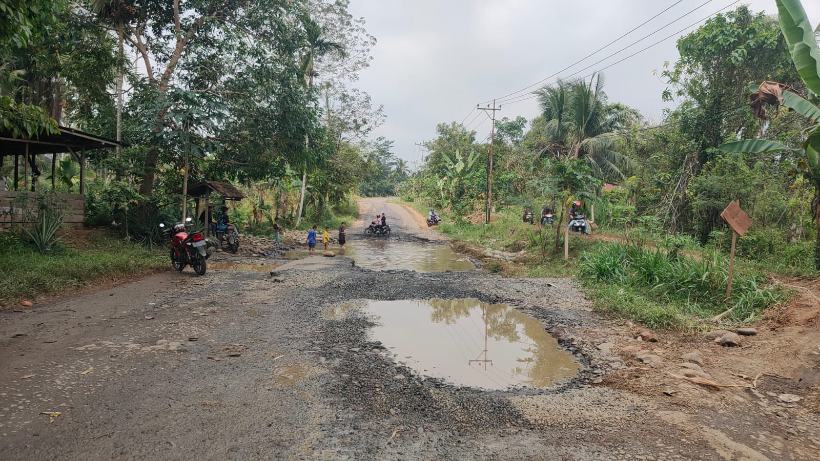 Warga Terus Viralkan Jalan Rusak, Pemprov Bengkulu Dikasih Waktu 3 Hari Lakukan Perbaikan