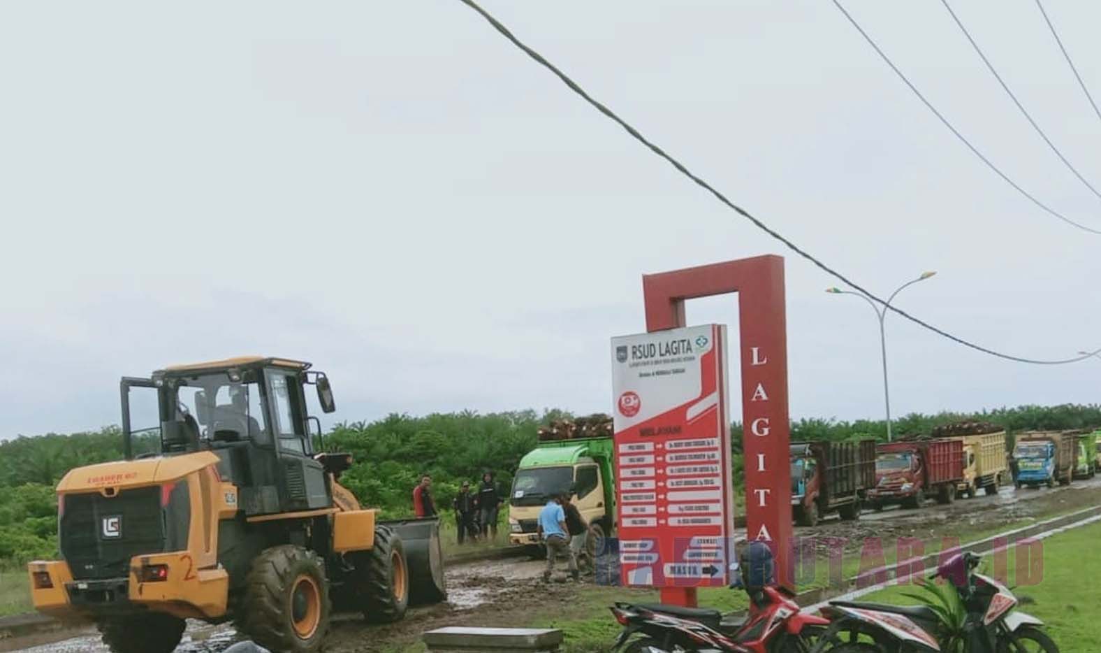 Pelan Saja, Ada Fuso Terperosok Jalur Bengkulu Ke Mukomuko