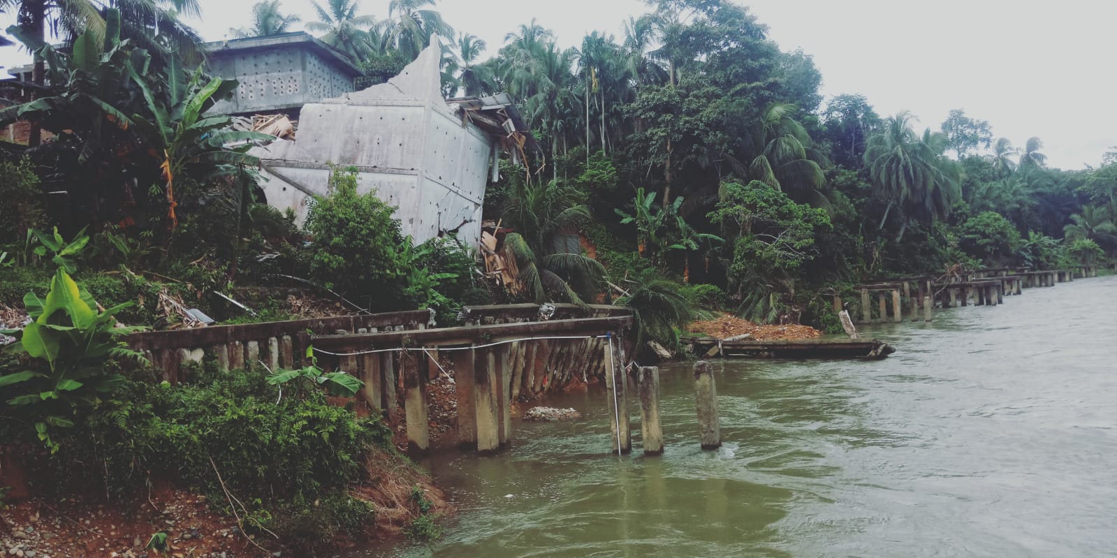 Penanganan Erosi Lelet, Bangunan Sarang Walet di Medan Jaya Terjun ke Sungai