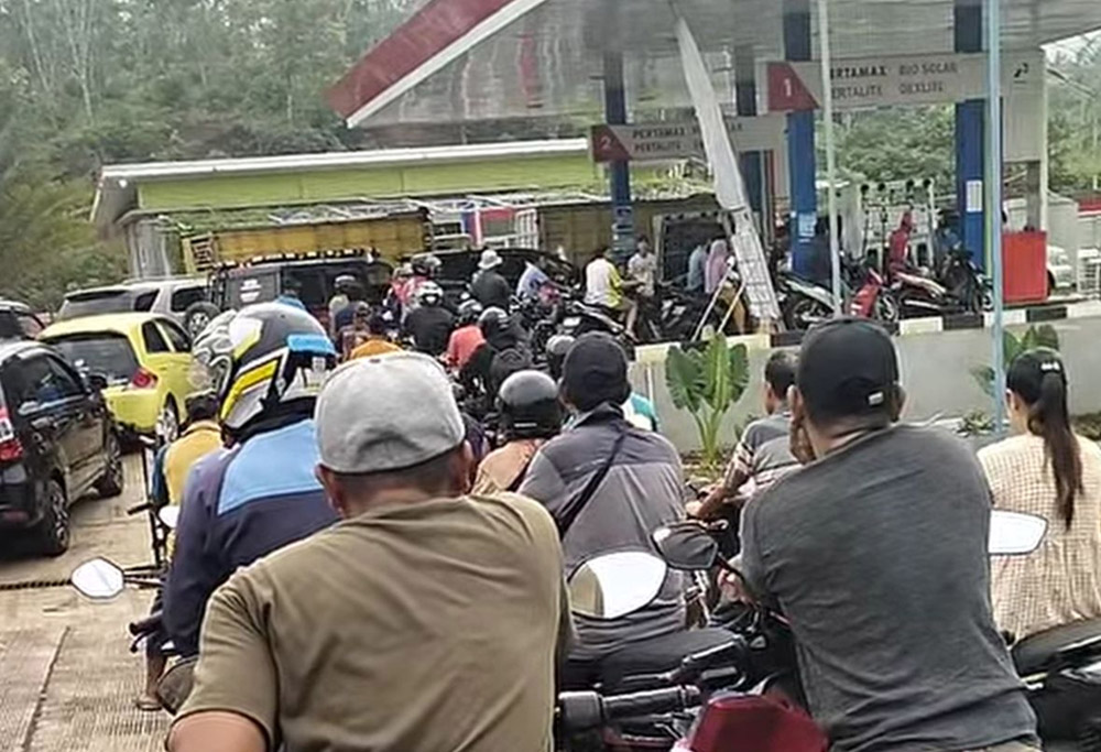 Eceran Pertamax Tembus Rp 18 Ribu/Liter, Antre Mengular Demi Dapatkan Pertalite