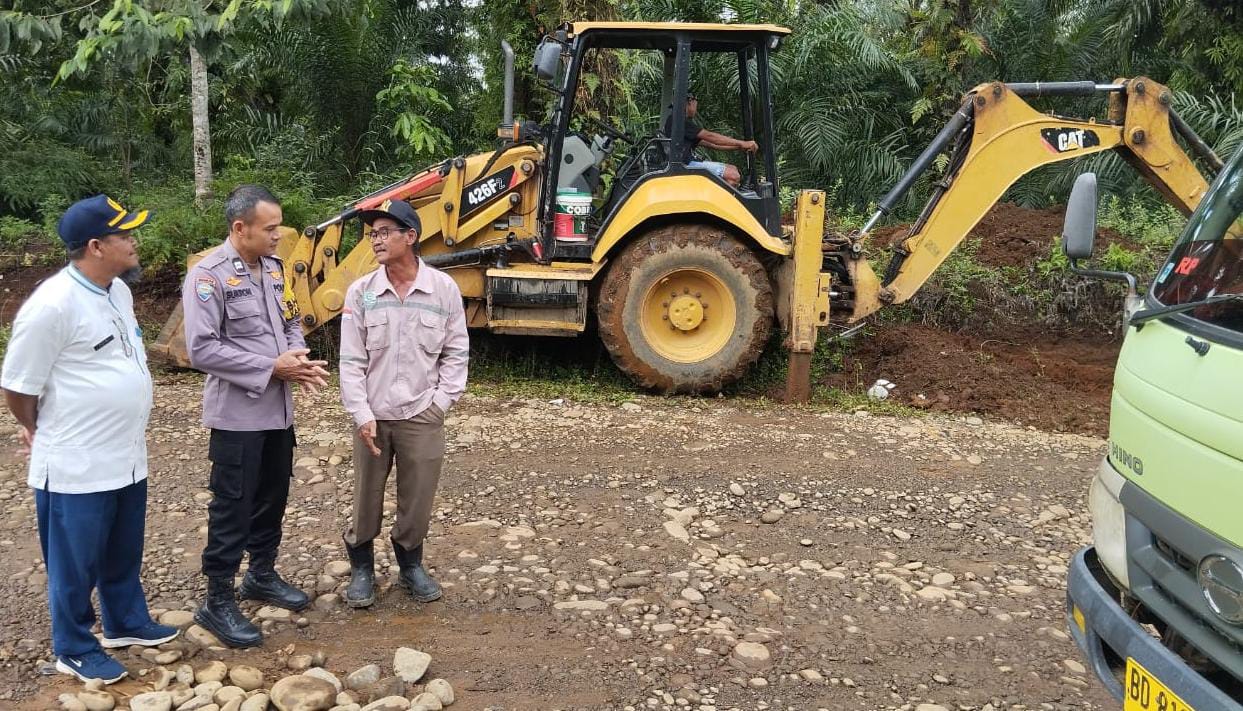 Warga Desa Tanah Hitam Sumringah, Pasalnya Jalan yang Dulu Rusak Bakal Segera Mulus