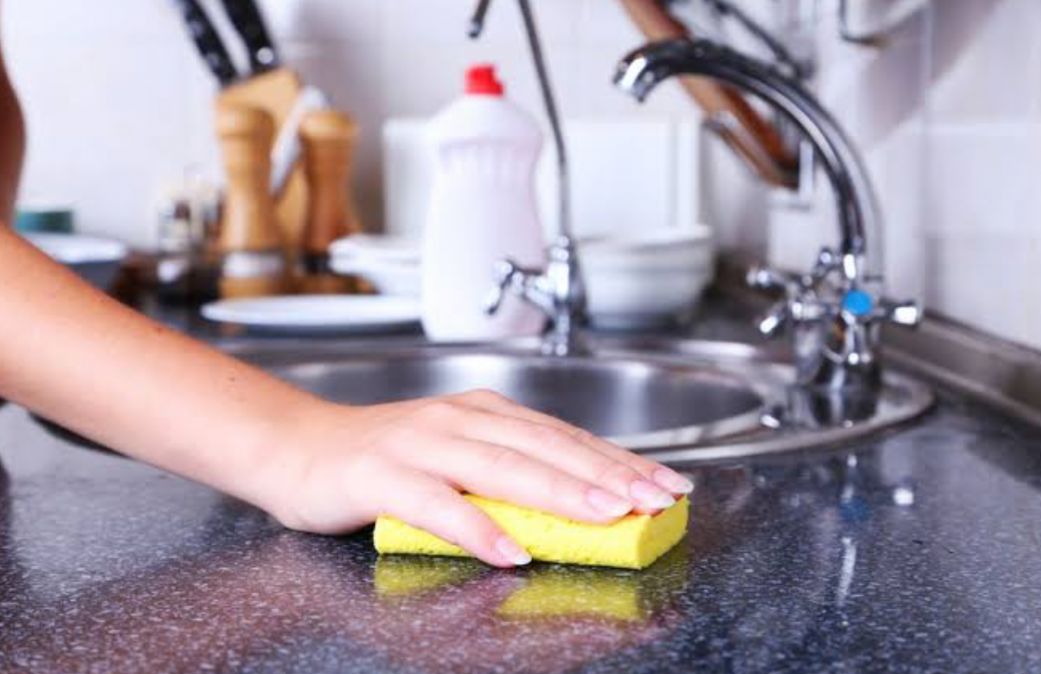 6 Tips Menghilangkan Noda Minyak di Meja Dapur dengan Cepat