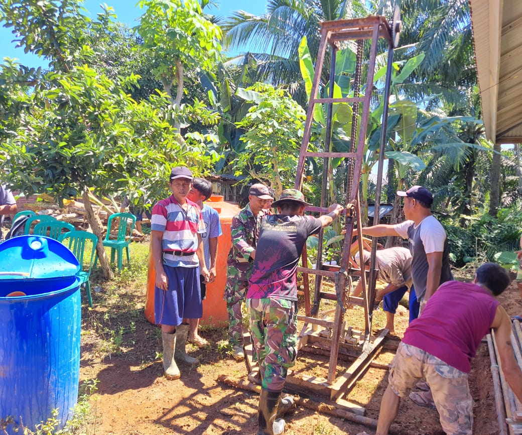 Warga Bukit Tinggi Sambut Bahagia Pembangunan Sumur Bor Dari Satgas TMMD ke-120