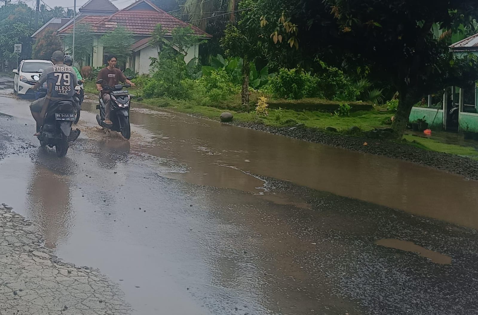 Duh, Baru Hujan Sebentar Jalan di TAP Sudah Jadi Kolam 