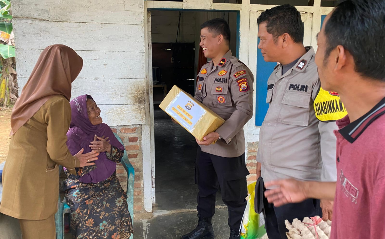 Tebar Tali Asih, Polsek Giri Mulya Sasar Warga tidak Mampu