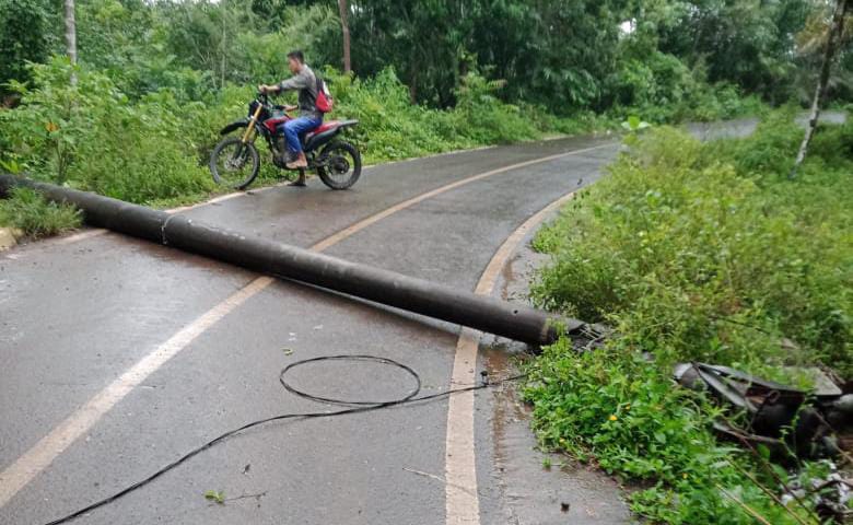 Serangan Angin Badai, Tiang Listrik di Tanjung Agung Palik Patah