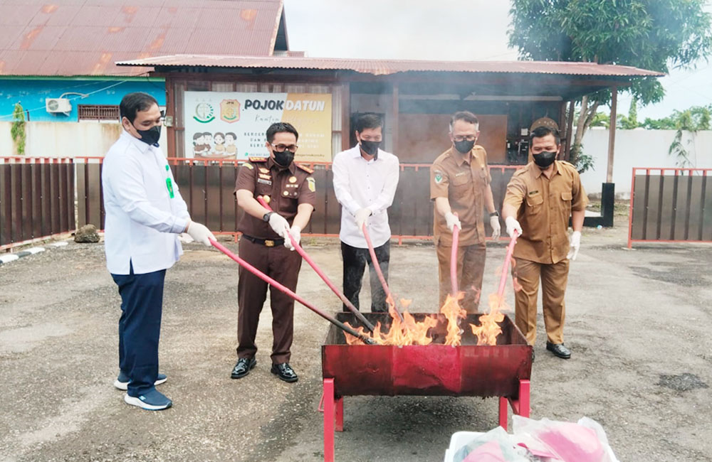 Kejari Mukomuko Musnahkan Barang Bukti 34 Perkara Tindak Pidana