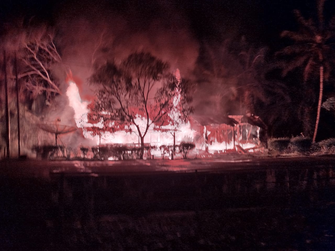 Kebakaran Hebat Ludeskan 2 Bangunan Rumah Warga di Simpang Batu, Kapolsek: Alhamdulillah Tidak Ada Korban Jiwa