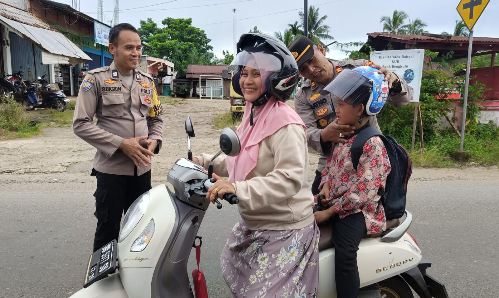 Polisi Beri Helm Gratis untuk Pengendara Tertib di Padang Jaya 