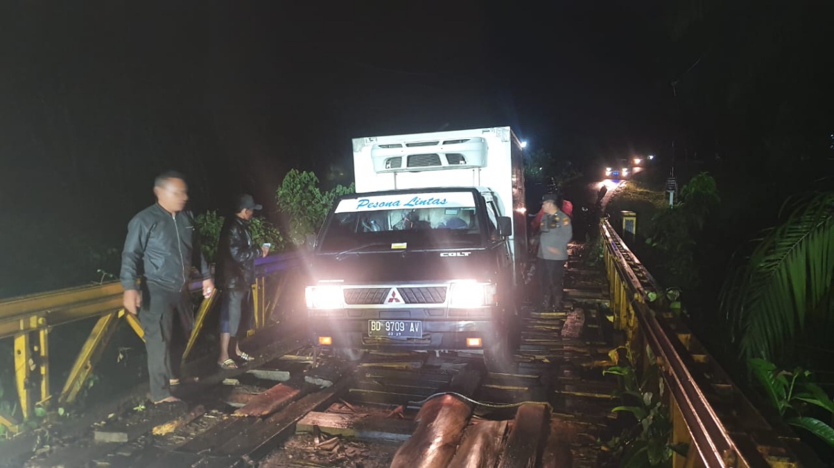 Jembatan Wono Harjo Rusak Parah, Mobil Box Terperosok Saat Melintas