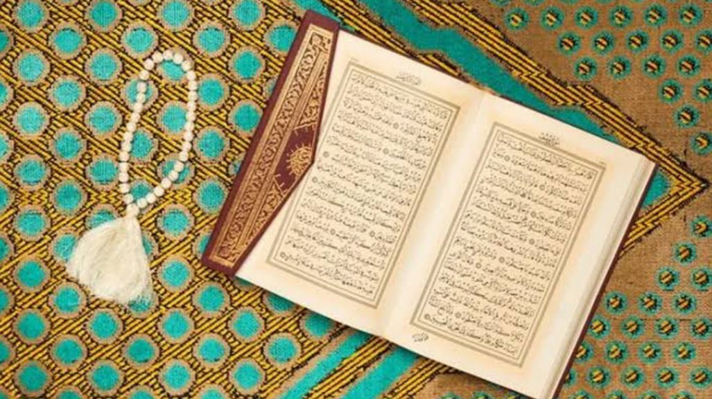 Lirik dan Terjemahan Sholawat Allahummarhamna Bil Quran