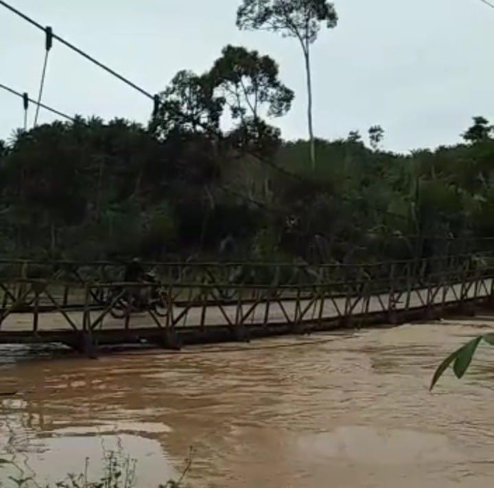 Sejajar dengan Air Sungai, Jembatan Gantung Pagardin Nyaris Hanyut