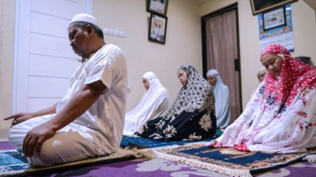 Tata Cara Sholat Idul Fitri di Rumah, Lengkap dengan Niat dan Artinya
