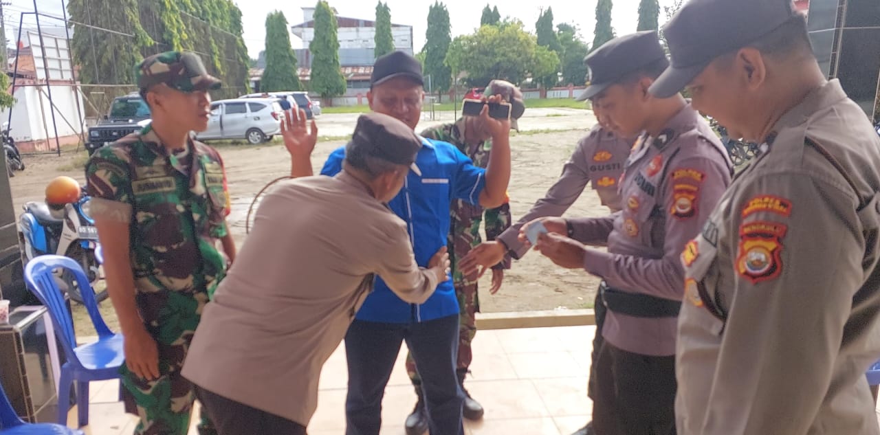 TNI-Polri Geledah Seluruh Isi Tas Peserta Pleno, Kapolsek: Agar Suasana Rapat Steril dari Barang Berbahaya