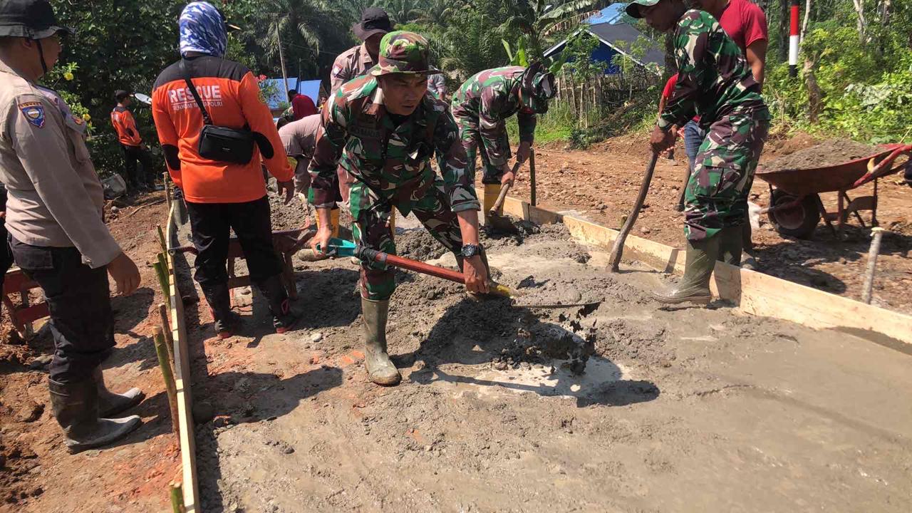 Kompak! Demi Membantu Masyarakat, TNI dan Masyarakat Gotong Royong Cor Jalan Rusak Sepanjang 40 Meter