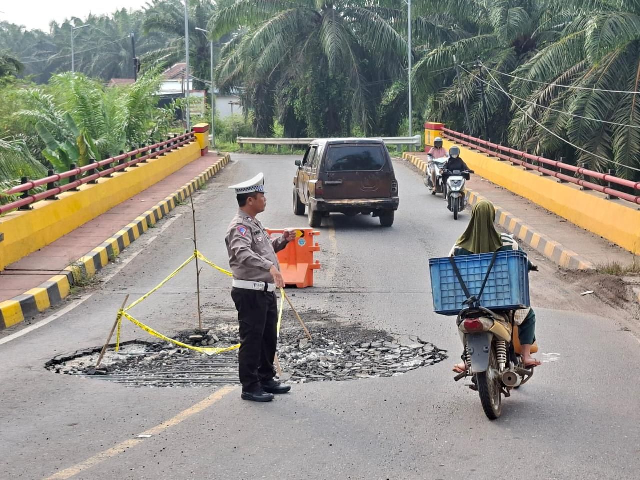 Jembatan Air Lingau D1-D6 Amblas, Polisi Pasang Rambu dan Siaga di Lokasi